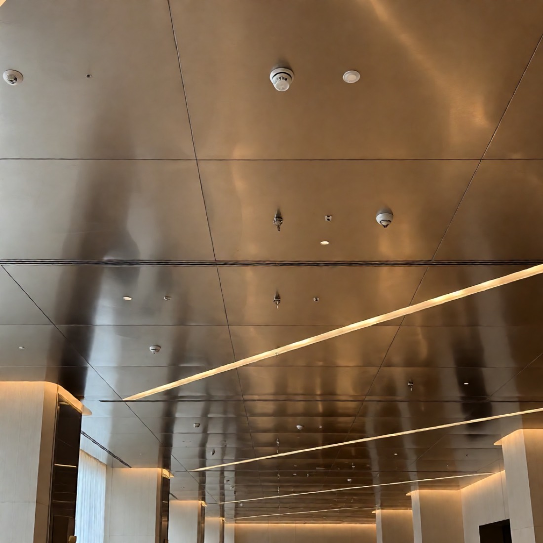 公共建筑吊顶防火要求 公共建筑大堂金属吊顶:喷淋与烟感等消防设施与吊顶材料的防火要求密切相关